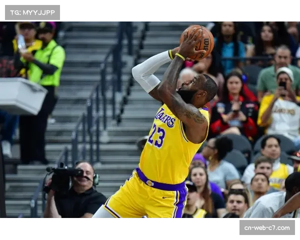 特写：詹姆斯在湖人可能最后的主场常规赛后，向观众致意